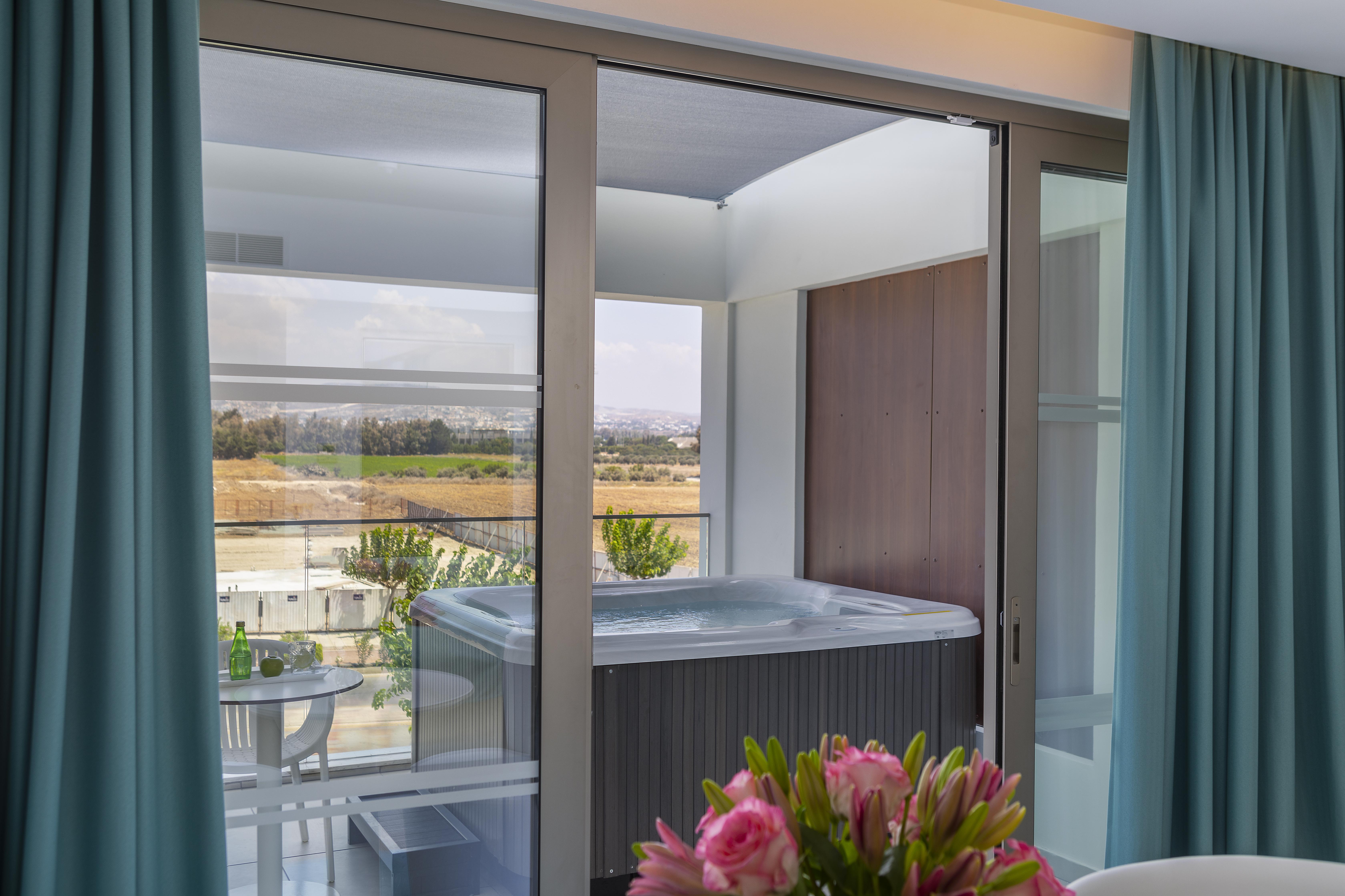Ivi Mare - Designed For Adults By Louis Hotels Geroskipou Екстериор снимка A hot tub on a balcony
