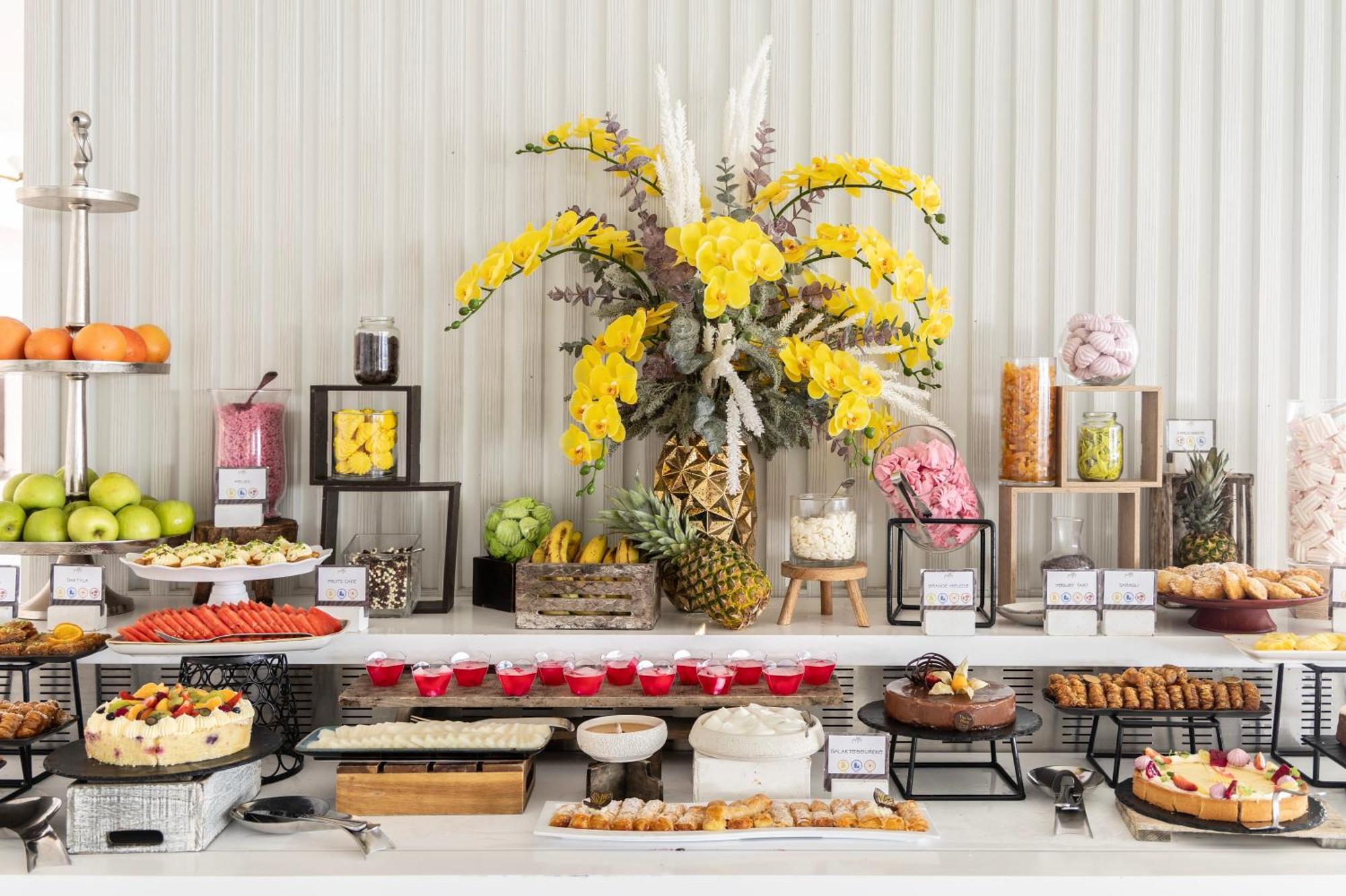 Ivi Mare - Designed For Adults By Louis Hotels Geroskipou Екстериор снимка A dessert buffet