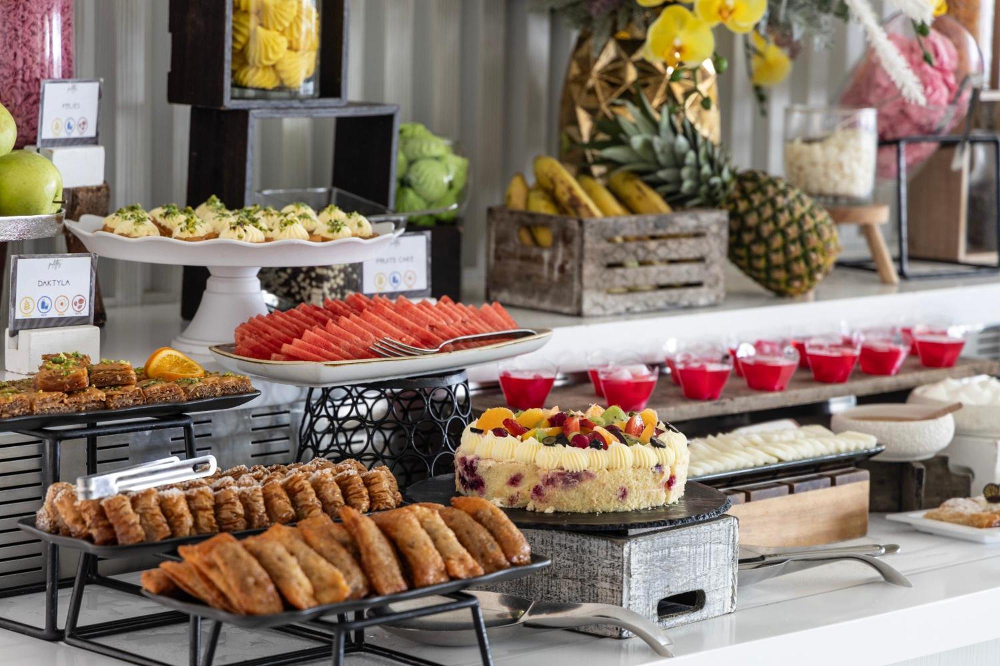 Ivi Mare - Designed For Adults By Louis Hotels Geroskipou Екстериор снимка A buffet at a hotel