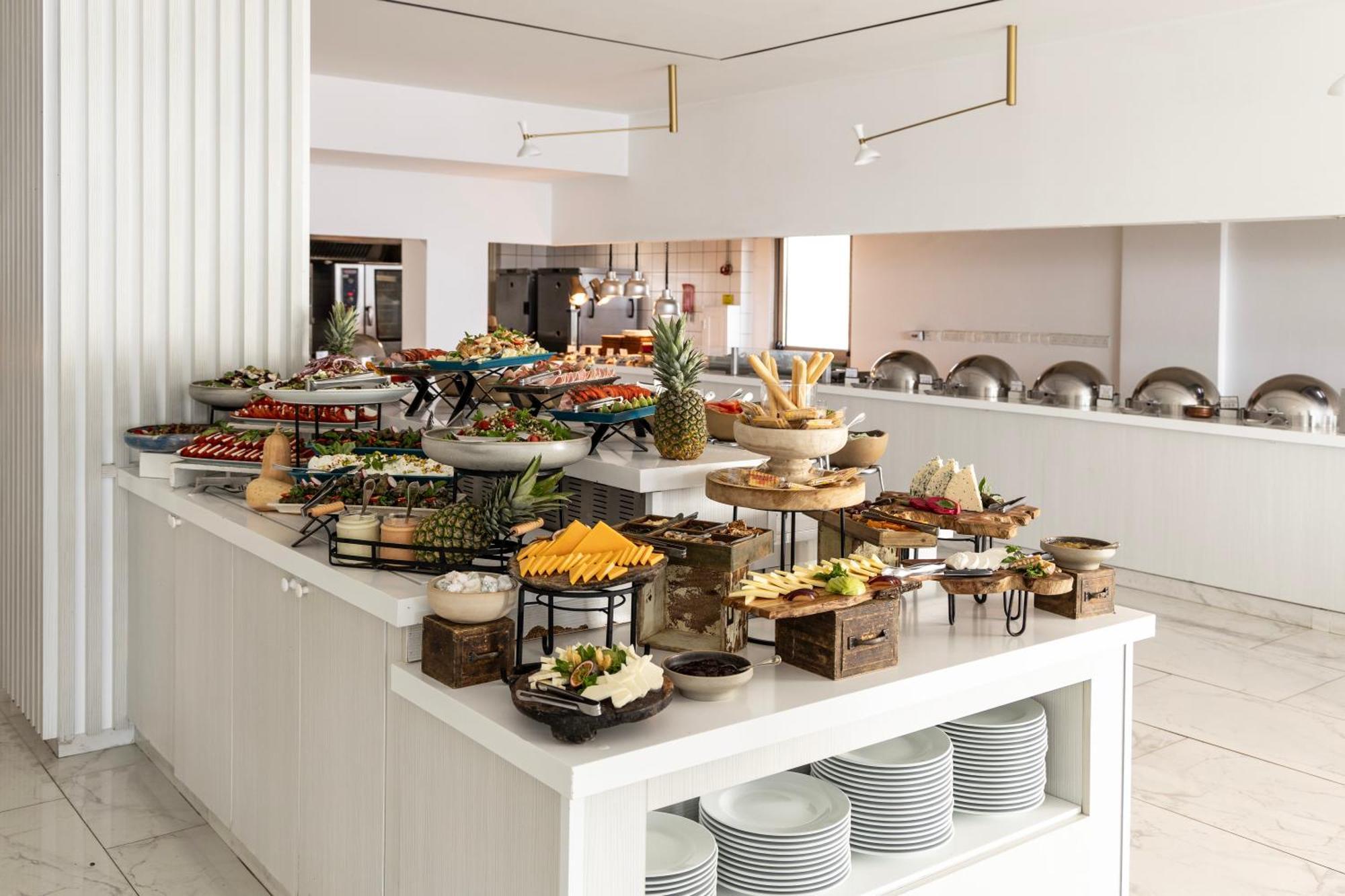 Ivi Mare - Designed For Adults By Louis Hotels Geroskipou Екстериор снимка A buffet at a hotel