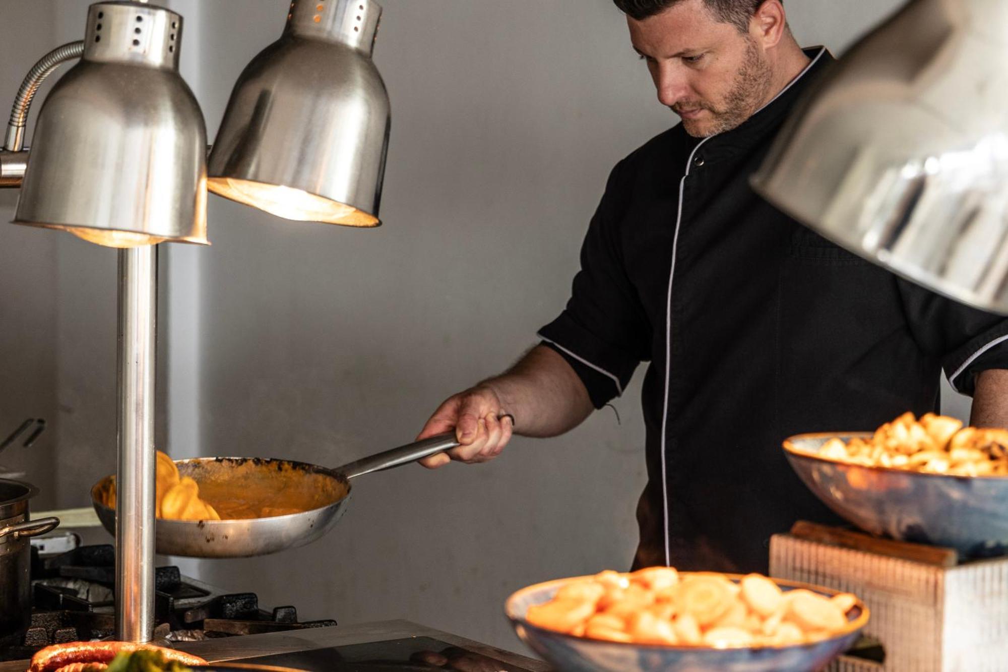 Ivi Mare - Designed For Adults By Louis Hotels Geroskipou Екстериор снимка A chef at work